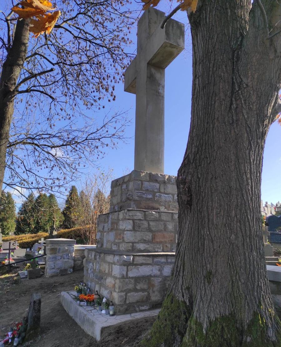 kwatera wojenna nr 135 Zborowice - widok pomnika głownego