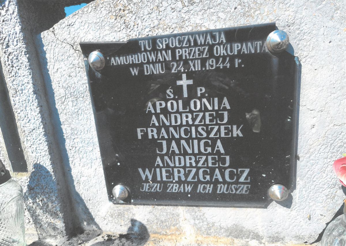 Nagrobek 4 ofiar terroru hitlerowskiego z 1944 r. w Czermnej