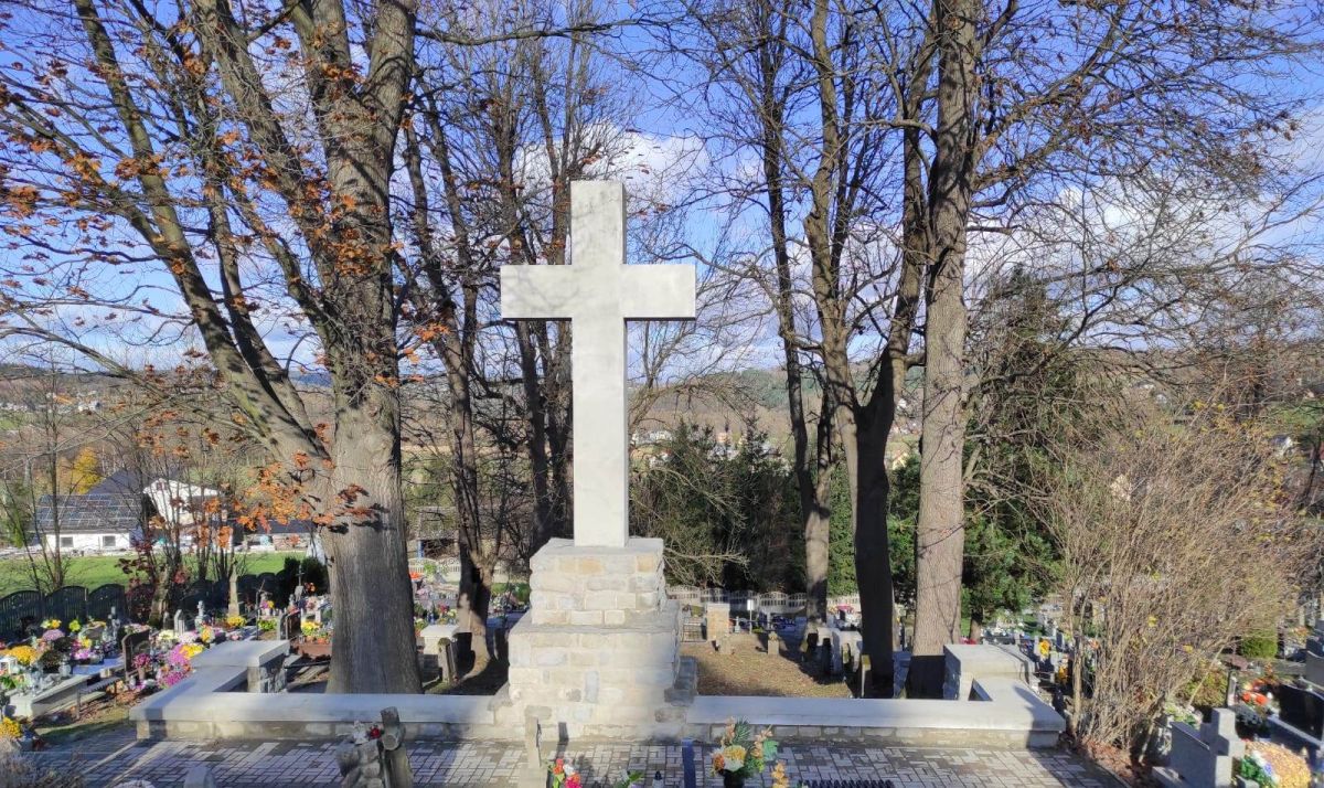 kwatera wojenna nr 135 Zborowice - mur i pomnik główny