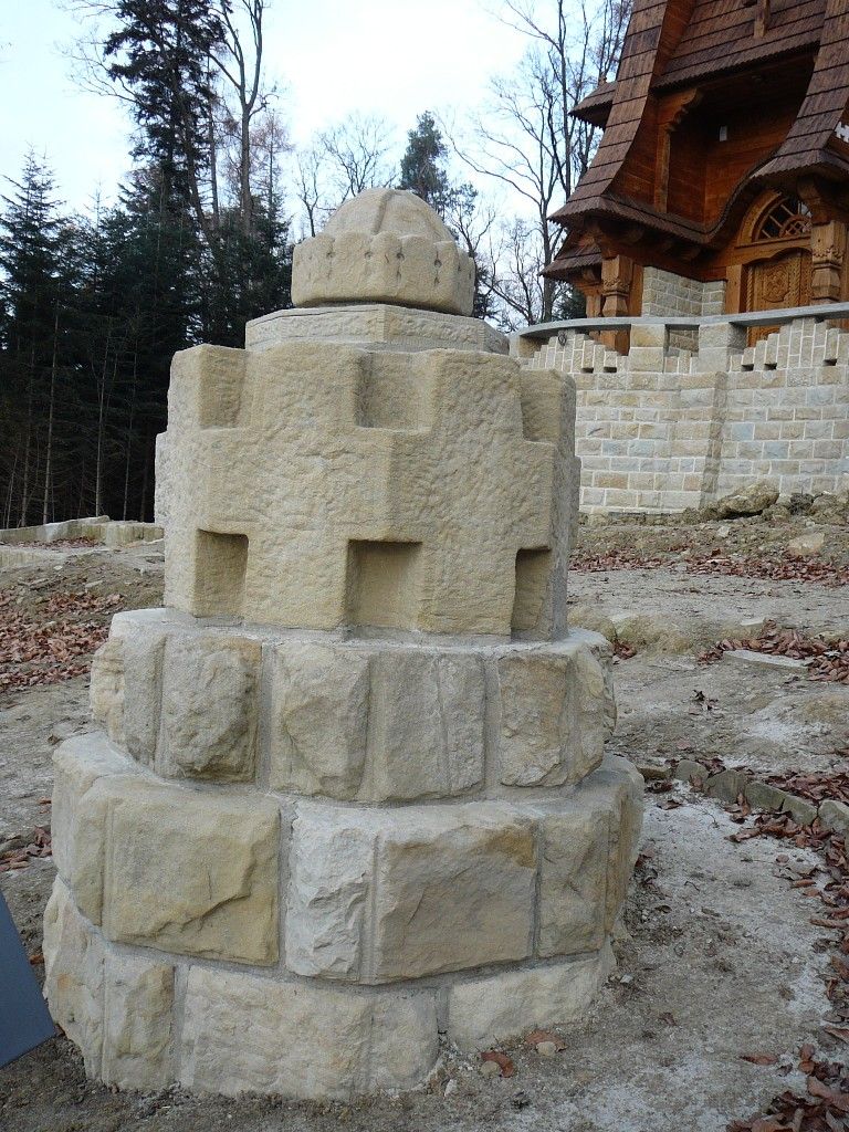 Pomnik z koroną św. Stefana.jpg